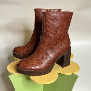 👢 NWT LEATHER HEELED BOOTS